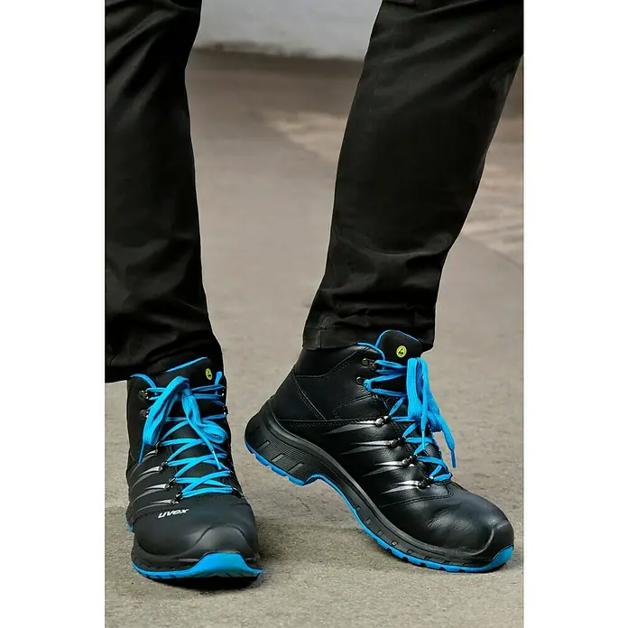Uvex 2 Trend Sicherheitsstiefel S3 - 42, Schutzklasse nach EN ISO 20345: S3, Schwarz/Blau - Schwarze Uvex-Sicherheitsstiefel mit blauen Schnürsenkeln und Sohle. Ideal für den Arbeitsschutz mit Stil und Komfort für lange Arbeitstage.