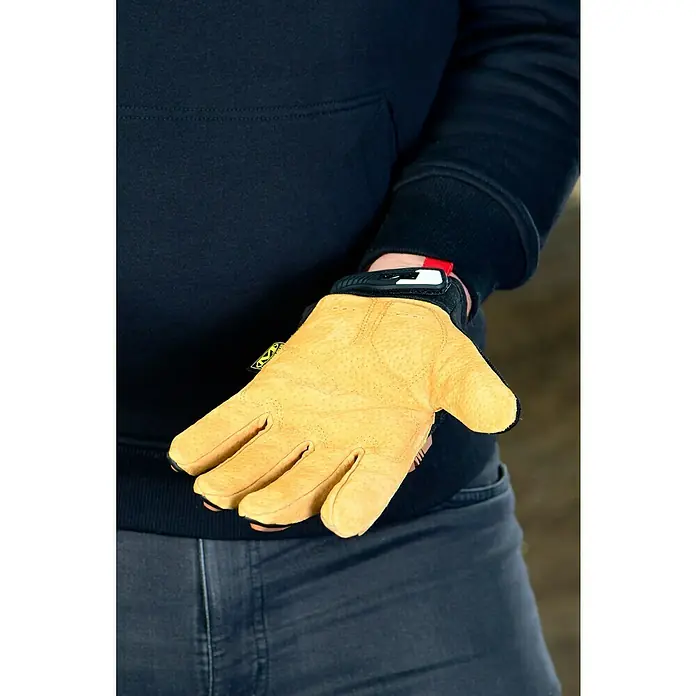 Mechanix Wear Arbeitshandschuhe Durahide M-Pact - XL, Braun - Nahaufnahme eines Mannes mit einem Mechanix Lederhandschuh, ideal für Präzision und Schutz bei der Arbeit.