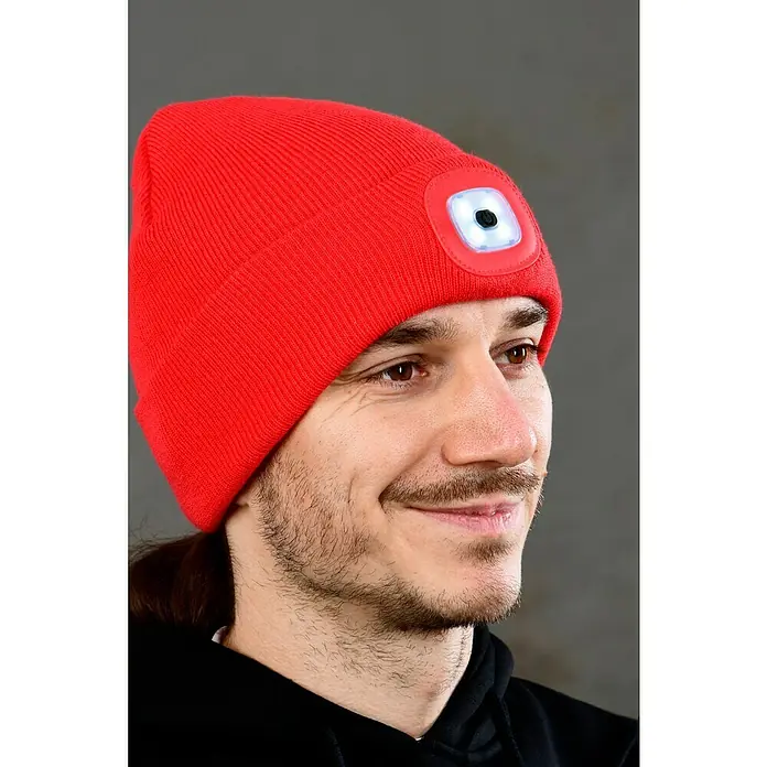 Steuber LED-Mütze - Grau/Rot, Ohne Bommel - Nahaufnahme eines Mannes mit einer roten Strickmütze mit eingebauter LED-Lampe, die auf dem Kopf sitzt und zur Seite schaut.