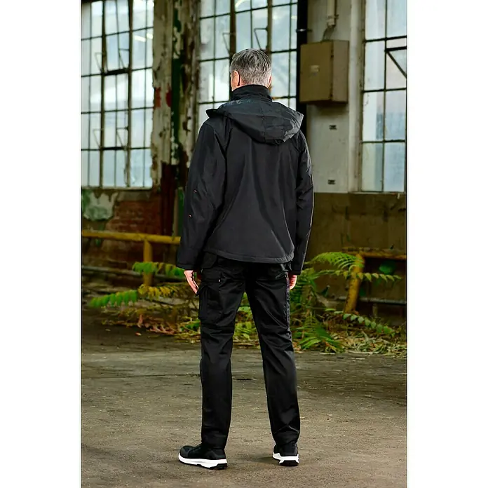 L.Brador Winterjacke 2190P - Schwarz, XXL - Das Bild zeigt eine schwarze Arbeitsjacke mit Kapuze und dazu passende schwarze Arbeitshosen, ideal für Handwerker.
