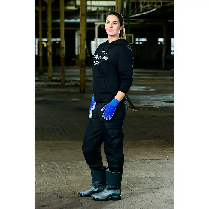 Guide Gartenhandschuhe 531 - 8, Blau - Damen Arbeitskleidung: Schwarzer Hoodie, Arbeitshose, blaue Handschuhe und Gummistiefel für Komfort und Schutz bei der Arbeit.