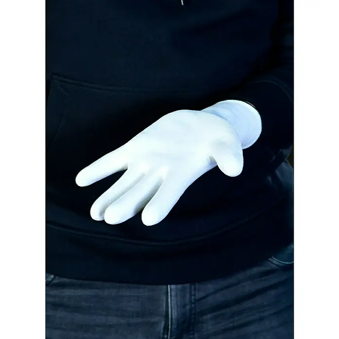 Guide Arbeitshandschuhe 522 - Handschuhgröße: 10, Weiß - Aufnahme einer Hand mit einem weißen Stoffhandschuh vor einem dunklen Hoodie, die die Materialqualität und den Schutz betont.