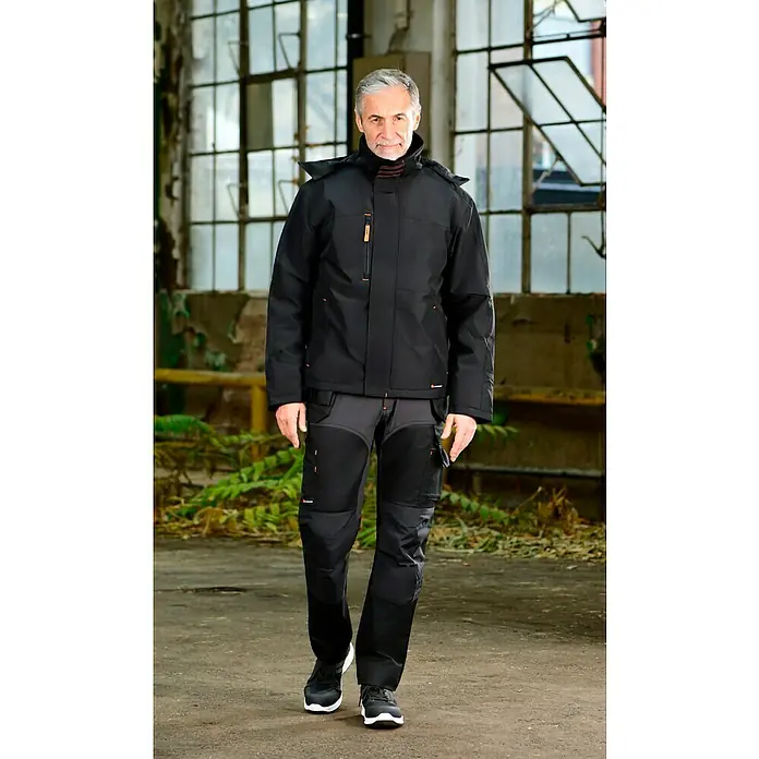 L.Brador Winterjacke 2190P - Schwarz, M - Der Mann trägt eine schwarze Arbeitsjacke und eine passende Arbeitshose. Perfekt für den professionellen Einsatz im Freien.