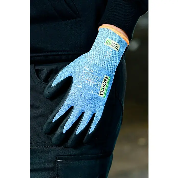 OX-ON Arbeitshandschuhe Recycle Basic 16002 - Blau, 8 - Nahaufnahme eines OX-ON Recycle Supreme 16602 Arbeitshandschuhs mit blauer Handfläche und schwarzen Fingerspitzen.