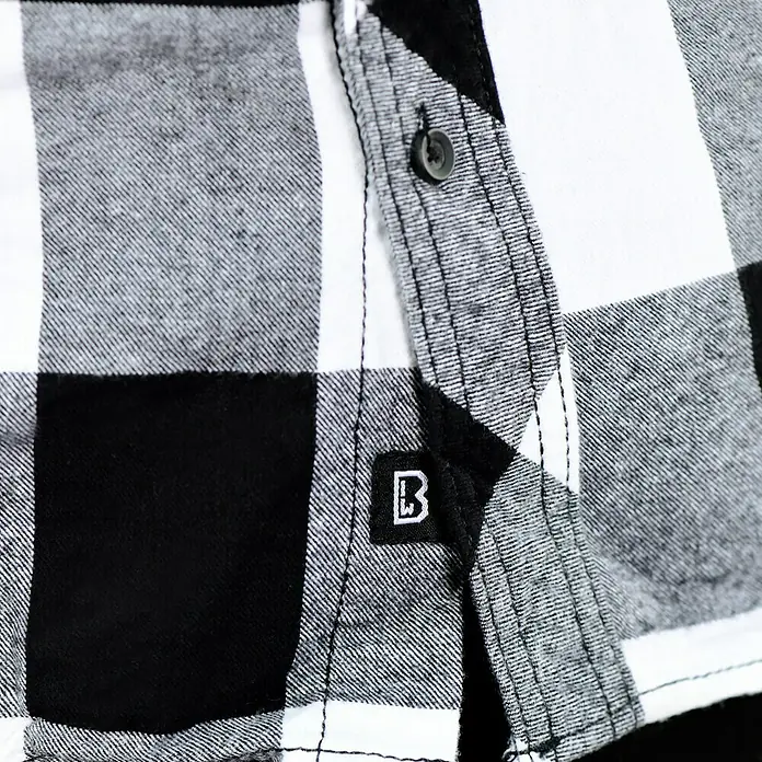 Brandit Flanellhemd - Schwarz/Weiß, XXXL - Nahaufnahme eines karierten Flanellhemdes mit Knopfleiste und Markenlogo.