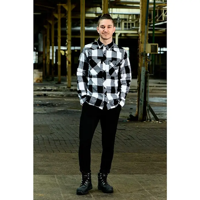 Brandit Flanellhemd - Schwarz/Weiß, XXXL - Lässiger Look: Ein Mann in kariertem Hemd, schwarzen Hosen und robusten Stiefeln, ideal für einen entspannten Tag.