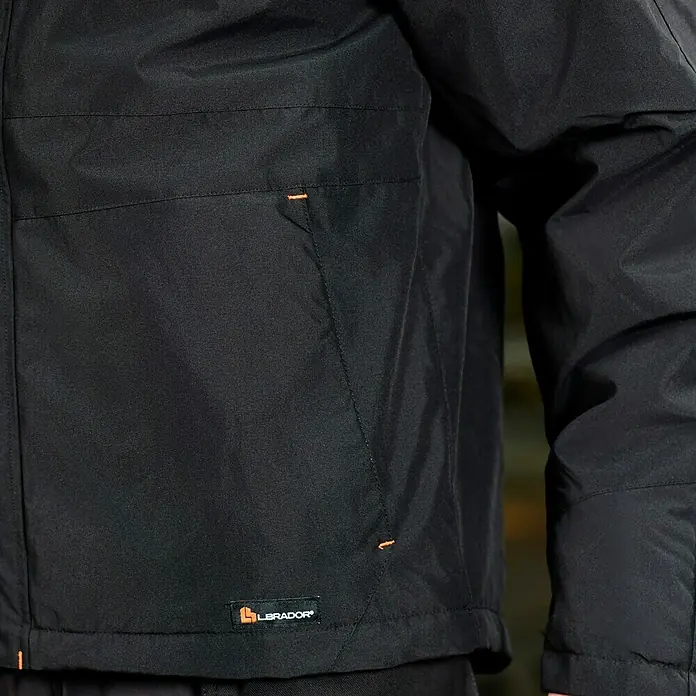 L.Brador Winterjacke 2190P - Schwarz, XXL - Nahaufnahme einer schwarzen Jacke der Marke Labrador, die Detailmerkmale und das Markenlogo hervorhebt.