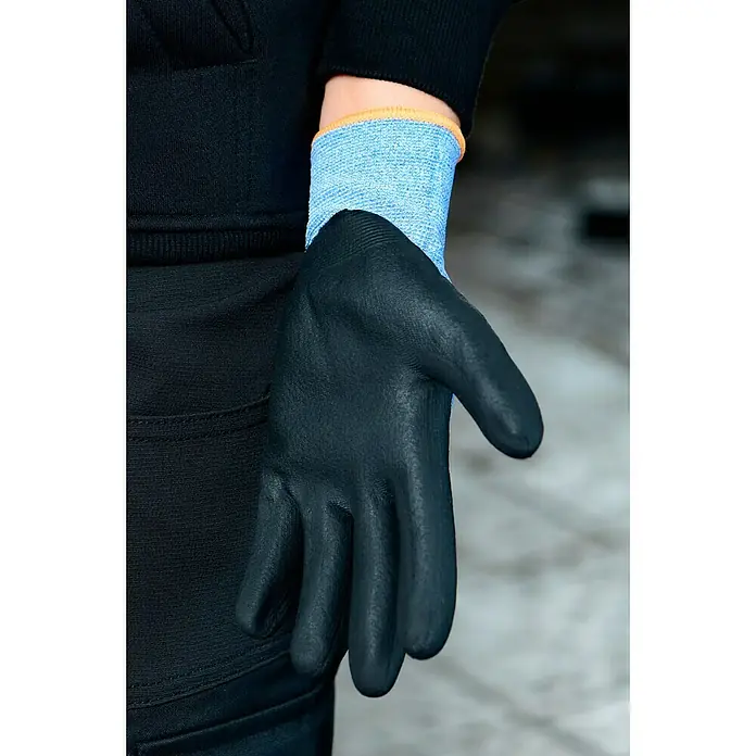 OX-ON Arbeitshandschuhe Recycle Basic 16002 - Blau, 8 - Nahaufnahme eines schwarzen Arbeitshandschuhs mit blauer Manschette. Der Handschuh bietet Schutz und Flexibilität bei Arbeiten aller Art.