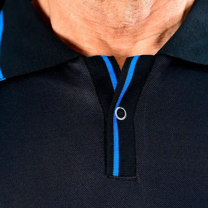 Puma Workwear Poloshirt Champ - Carbon, XL - Detailaufnahme eines schwarzen Poloshirts mit blauem Streifenmuster am Kragen und Knopfleiste. Sportlicher Look für den Alltag.