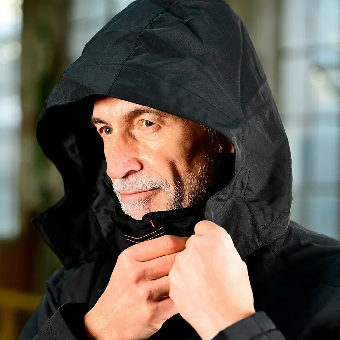 L.Brador Winterjacke 2190P - Schwarz, XXL - Mann mit Kapuze einer schwarzen Jacke, die wasserabweisend und winddicht ist. Geeignet für Outdoor-Aktivitäten bei jedem Wetter.