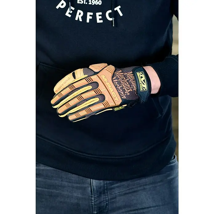 Mechanix Wear Arbeitshandschuhe Durahide M-Pact - L, Braun - Nahaufnahme einer Hand mit einem Mechanix Wear Impact Pro Handschuh, der robuste Schutz und Flexibilität bietet.