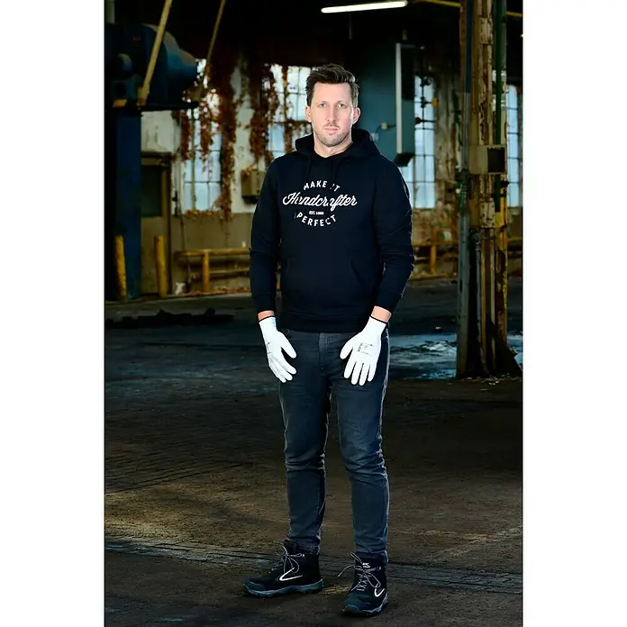 Guide Arbeitshandschuhe 522 - Handschuhgröße: 10, Weiß - Mann mit „Make it Handcrafter Perfect“-Hoodie, Jeans und Handschuhen.