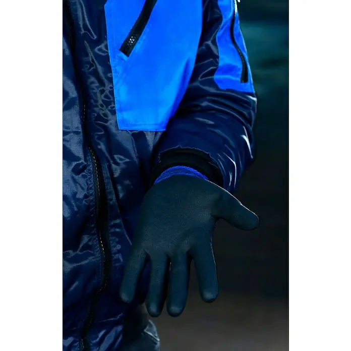 Guide Arbeitshandschuhe 578 HP - Dunkelblau, 6 - Nahaufnahme einer Person in blauer Jacke und Handschuhen, die ihre Hand ausstreckt.