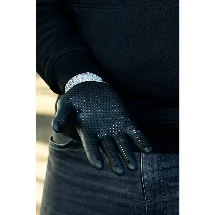OX-ON Arbeitshandschuhe Recycle Supreme 16603 - Grau/Schwarz, 9 - Nahaufnahme eines Mannes, der einen schwarzen Handschuh mit Löchern und ein schwarzes Sweatshirt mit grauen Ärmeln trägt.