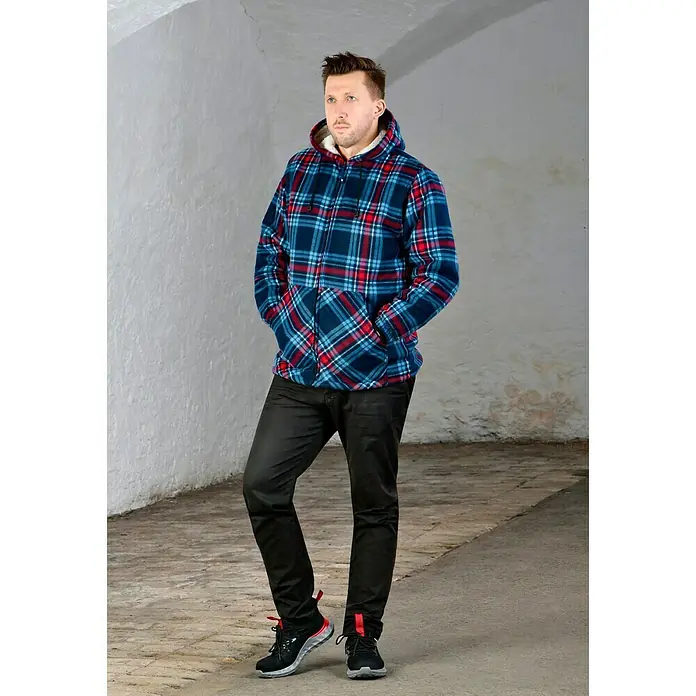 Power Safe Sicherheitshalbschuh Firefly - 42, Schutzklasse nach EN ISO 20345: S1P, Schwarz/Rot - Der Mann trägt eine karierte Fleecejacke mit Kapuze und Reißverschluss sowie schwarze Hose und Turnschuhe.