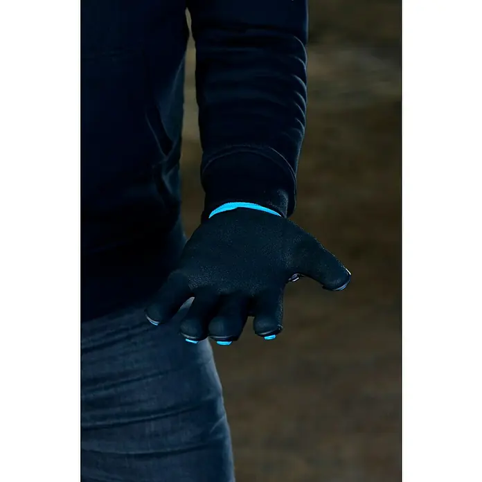 Hazet Arbeitshandschuhe - Blau/Schwarz, L - Nahaufnahme einer Person mit Smart-Glove, der intelligente Interaktion und Technologieintegration verkörpert.