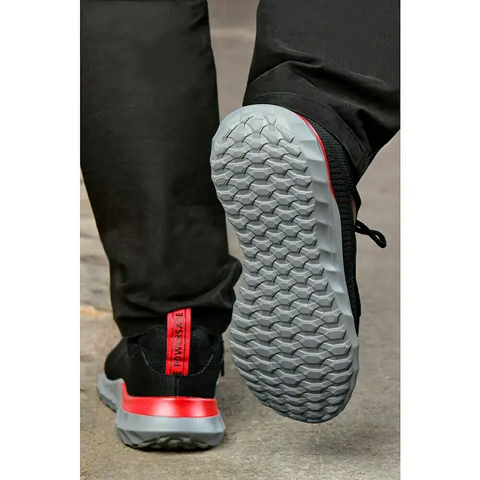 Power Safe Sicherheitshalbschuh Firefly - 44, Schutzklasse nach EN ISO 20345: S1P, Schwarz/Rot - Nahaufnahme von einem grauen Schuh mit rotem Detail und einer stark profilierten Sohle.
