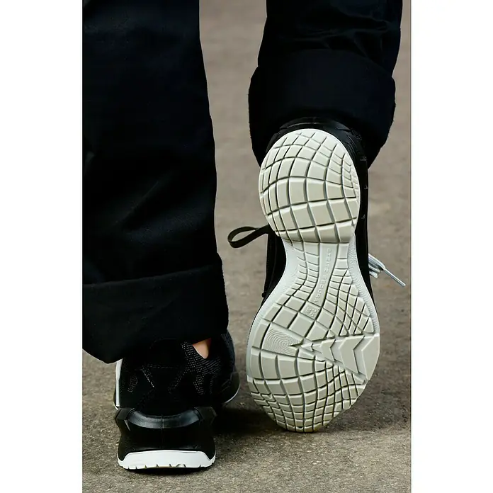 Steitz Secura Sicherheitshalbschuh GINGER - 39 - Nahaufnahme eines Sneakers mit strukturierter Sohle und schwarzen Akzenten.