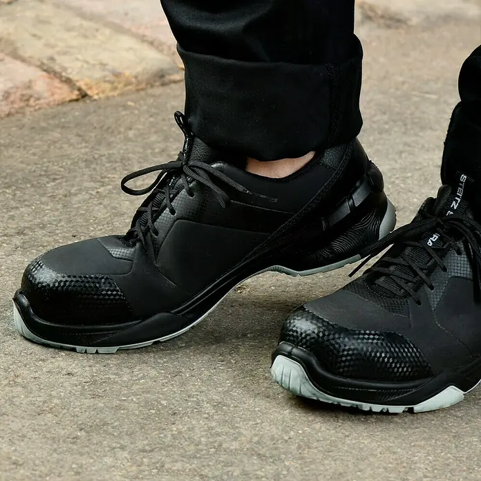 Steitz Secura Sicherheitshalbschuh NORA - 42, Schwarz - Nahaufnahme von schwarzen Steitz Secura Arbeits-Sicherheitsschuhen, die robust und bequem sind.