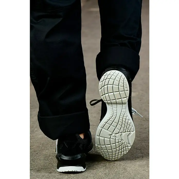 Steitz Secura Sicherheitshalbschuh GINGER - 38 - Hier sieht man ein Paar schwarze Sneaker mit einer auffälligen, weißen Sohle, die ein einzigartiges Profil aufweist und für Komfort sorgt.