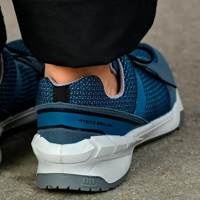Steitz Secura Sicherheitsschuhe ELLAHalbschuh, Schuhgröße: 39, S1 - Nahaufnahme eines blauen Steitz Secura-Schuhs mit weißer Sohle, der Komfort und Stil vereint. Ideal für den Alltag.