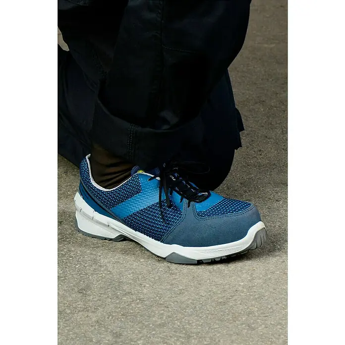 Steitz Secura Sicherheitshalbschuh ELLA - 41, Schutzklasse nach EN ISO 20345: S1 - Nahaufnahme eines blauen Sicherheitsschuhs mit schwarzem Schnürsenkel, ideal für Arbeit und Freizeit. Bequemer und sicherer Tragekomfort.