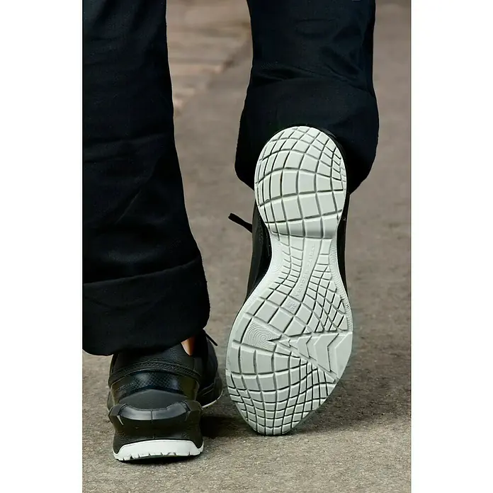 Steitz Secura Sicherheitshalbschuh NORA - 42, Schwarz - Detailaufnahme der Sohle eines schwarzen Sneakers mit einem markanten, gitterartigen Design.