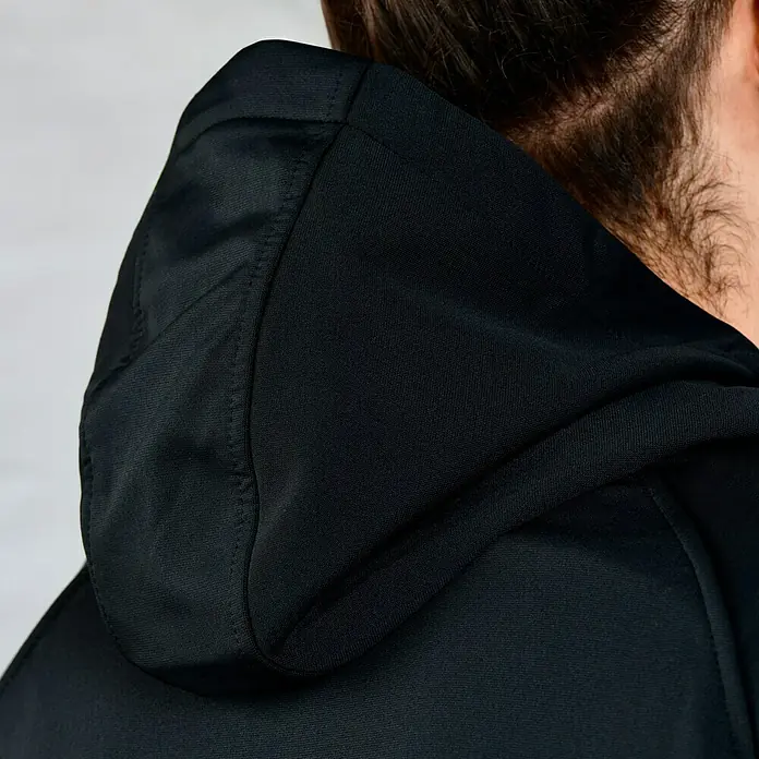 Bosch Professional Arbeitsjacke Hoodie GHH beheizbar - 2 -tlg., Akkuspannung: 12 V, XL - Nahaufnahme der Kapuze eines schwarzen Hoodies, die Detailverarbeitung und den Stoff hervorhebt.