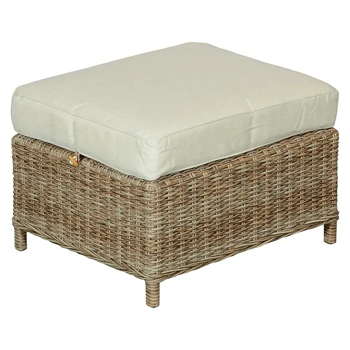Taburete reposapiés Gotland - L x An x Al: 61 x 51 x 40 cm, Arena - Elegante otomana de ratán con un cómodo cojín color crema. Perfecto para relajarse al aire libre o como acento en el salón.