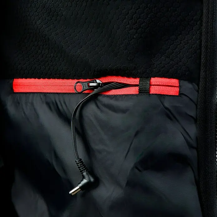 Bosch Professional Arbeitsjacke Hoodie GHH beheizbar - 2 -tlg., Akkuspannung: 12 V, XL - Nahaufnahme eines schwarzen Jackenfutters mit rotem Reißverschluss und einem schwarzen Kabel mit Stecker.