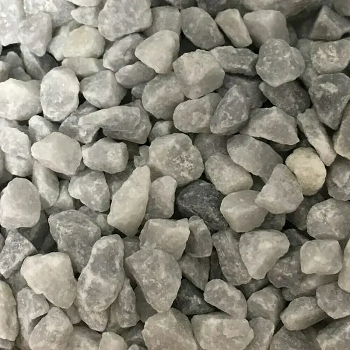 Gravilla - Grano: 8 mm - 12 mm, Gris, 20 kg - Primer plano de muchos guijarros decorativos grises. Los guijarros tienen forma irregular y textura rugosa, ideales para proyectos de jardinería.