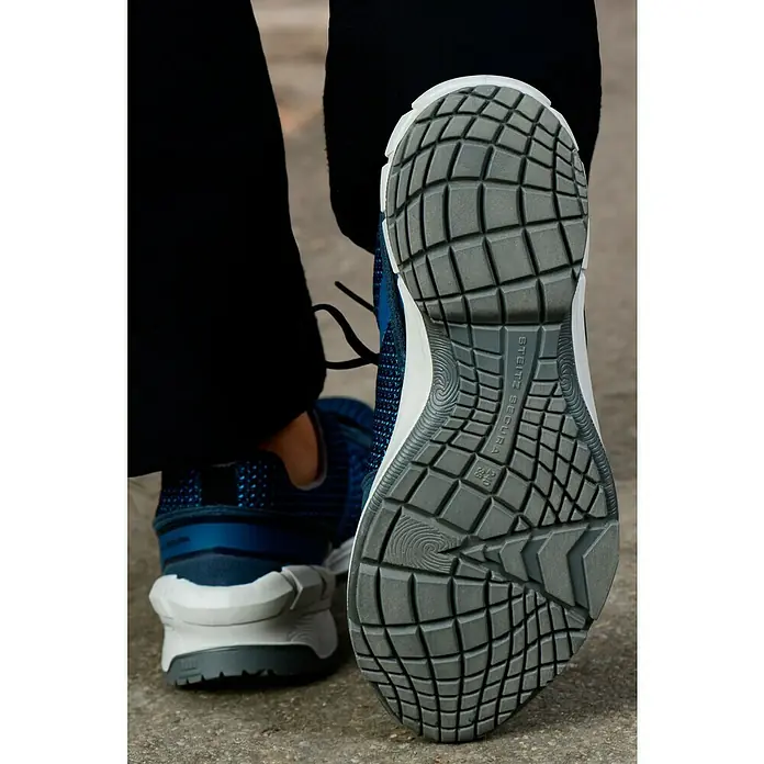 Steitz Secura Sicherheitshalbschuh ELLA - 41, Schutzklasse nach EN ISO 20345: S1 - Nahaufnahme der grauen Sohle eines blauen Steitz Secura Schuhs mit strukturiertem Profil für optimalen Halt.