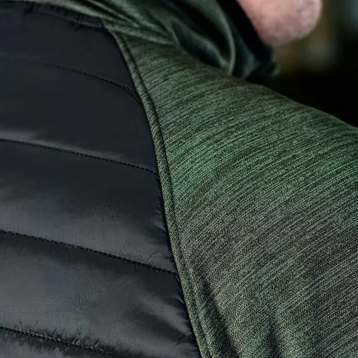 L.Brador Hybridjacke 6090P - Schwarz/Grün, S - Nahaufnahme einer modischen, gesteppten Herrenjacke mit Kapuze in Schwarz und Grün. Ideal für Outdoor-Aktivitäten oder den Alltag.