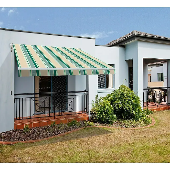 SmartSun Toldo de brazos extensibles Original Kit Acrílico - Beige/Verde, Ancho: 3 m, Caída: 2 m - Toldo a rayas verdes y beige que crea una zona sombreada frente a una casa.