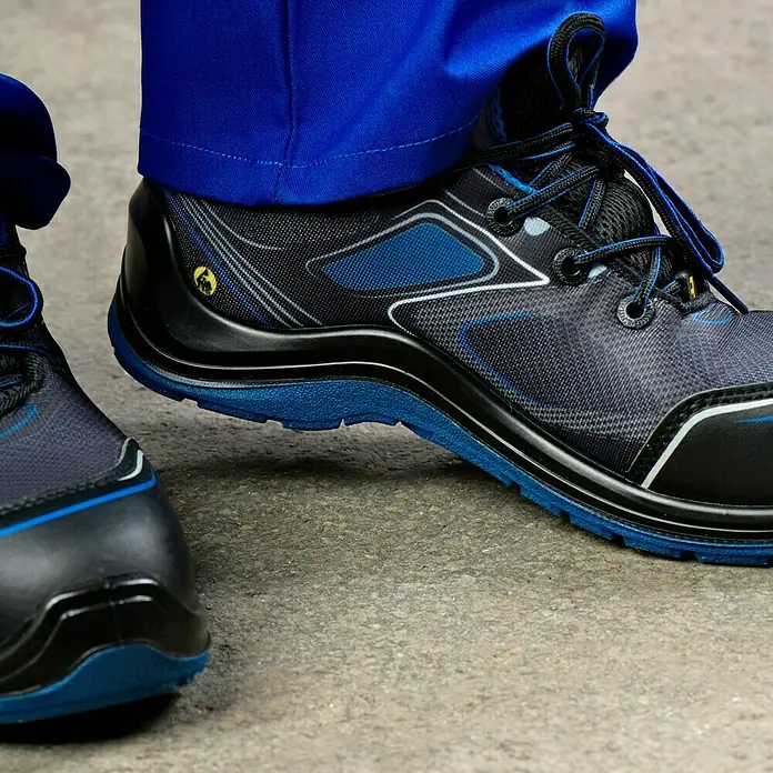Safety Jogger Sicherheitshalbschuh Flow - 41, Schutzklasse nach EN ISO 20345: S1P, Blau, Schwarz - Nahaufnahme von Sicherheitsschuhen mit blauen Akzenten. Ideal für den Einsatz in der Industrie und im Baugewerbe. Robuster Schutz und Komfort.