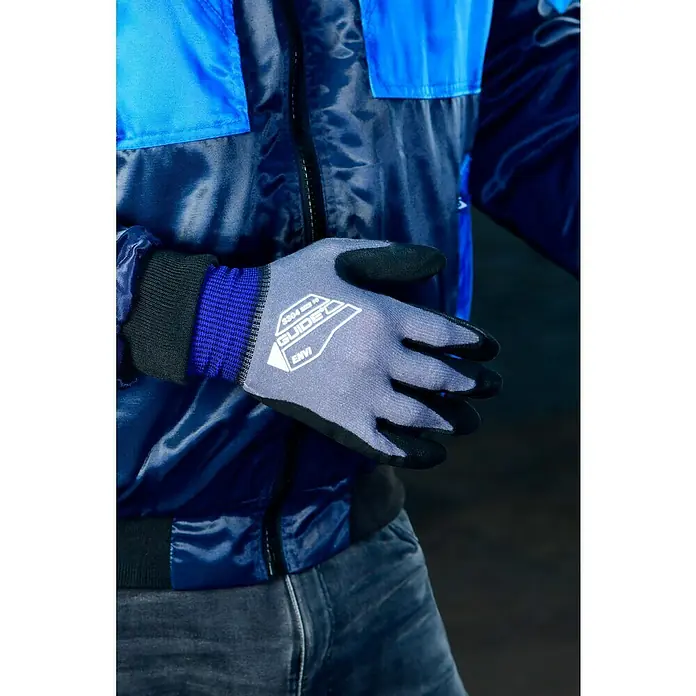 Guide Arbeitshandschuhe 3304 HP - Grau/Blau, 9 - Nahaufnahme eines Mannes, der Arbeitshandschuhe mit der Aufschrift „GUIDE“ trägt, ideal für sicheres und komfortables Arbeiten.