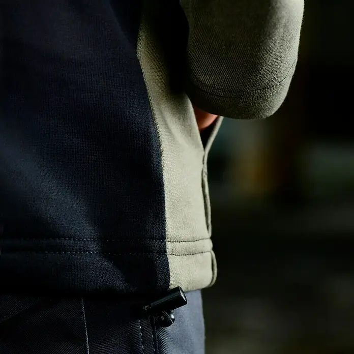 Puma Workwear Kapuzenpullover Champ - Oliv, Carbon, Größe: S - Detailaufnahme eines zweifarbigen Kapuzenpullovers mit Kordelzug. Die Stoffe sind hochwertig und die Verarbeitung ist präzise.