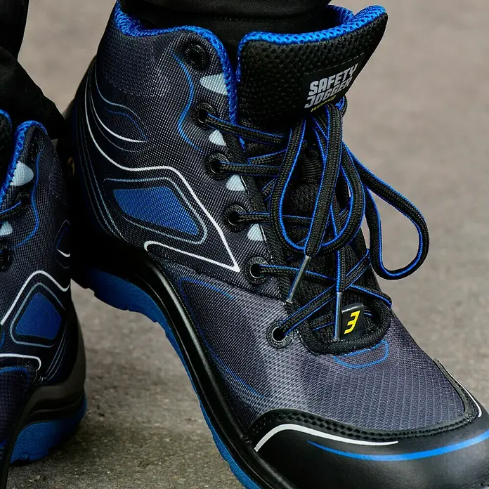 Safety Jogger Sicherheitsstiefel Flow S1P MID - 44, Schutzklasse nach EN ISO 20345: S1P, Schwarz, Blau - Nahaufnahme eines Safety Jogger Arbeitsschuhs in Schwarz und Blau mit Schnürsenkeln.