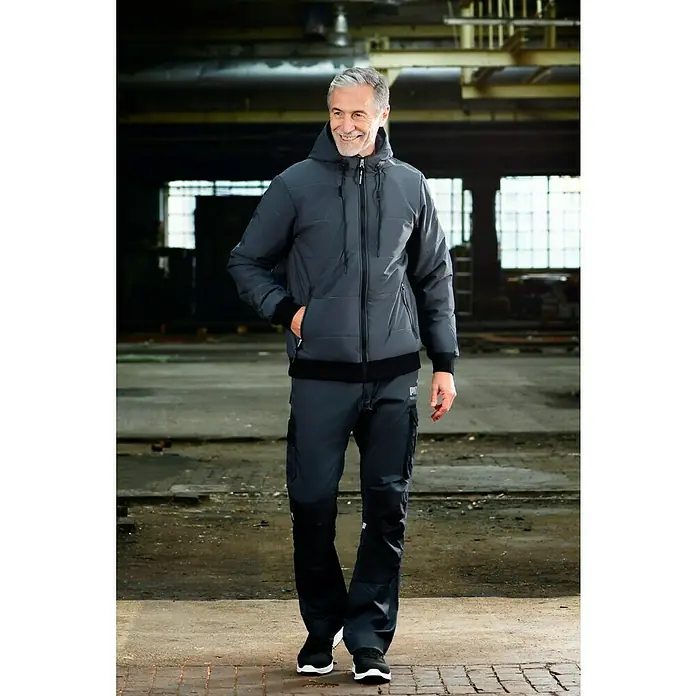 Puma Workwear Winterjacke Champ - Stahlgrau, Carbon, S - Modische Arbeitskleidung: Eine stilvolle, graue Arbeitsjacke mit passender Hose und bequemen Turnschuhen für den modernen Handwerker.