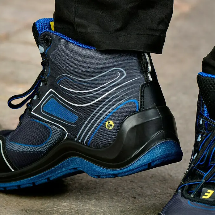 Safety Jogger Sicherheitsstiefel Flow S1P MID - 44, Schutzklasse nach EN ISO 20345: S1P, Schwarz, Blau - Nahaufnahme eines schwarzen und blauen Sicherheitsschuhs mit reflektierenden Details.