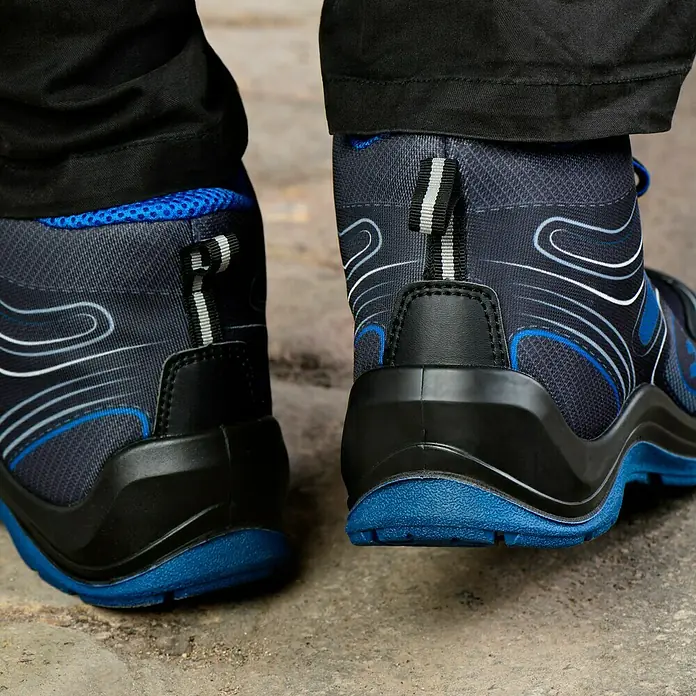 Safety Jogger Sicherheitsstiefel Flow S1P MID - 44, Schutzklasse nach EN ISO 20345: S1P, Schwarz, Blau - Nahaufnahme von Arbeitsschuhen mit blauen Akzenten. Komfort und Stil vereint in robustem Schuhwerk.