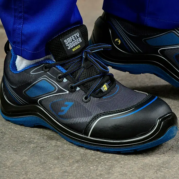 Safety Jogger Sicherheitshalbschuh Flow - 41, Schutzklasse nach EN ISO 20345: S1P, Blau, Schwarz - Nahaufnahme von schwarzen Safety Jogger Arbeitsschuhen mit blauen Akzenten.