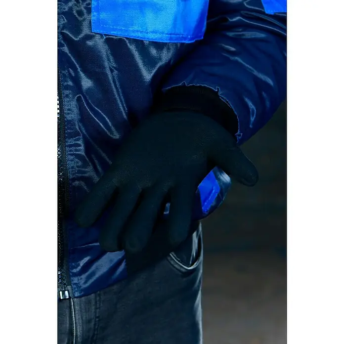 Guide Arbeitshandschuhe 3304 HP - Grau/Blau, 9 - Nahaufnahme einer Hand mit einem schwarzen Arbeitshandschuh vor einer blau-schwarzen Jacke.