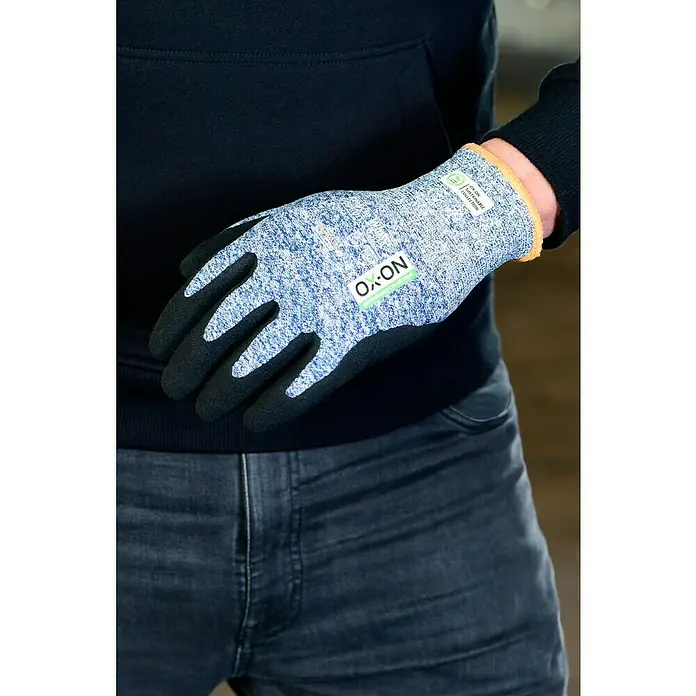 OX-ON Arbeitshandschuhe Recycle Winter Comfort 16303 - Grau, 11 - Nahaufnahme eines Arms mit einem OX-ON Arbeitshandschuh, der Komfort und Schutz bei der Arbeit bietet.