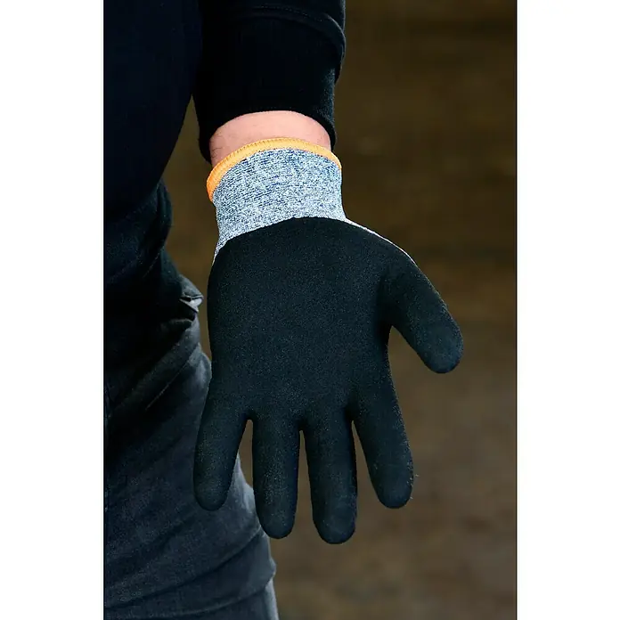OX-ON Arbeitshandschuhe Recycle Winter Comfort 16303 - Grau, 11 - Nahaufnahme eines schwarzen Arbeitshandschuhs mit geripptem, orangefarbenem und grauem Bündchen vor unscharfem Hintergrund.