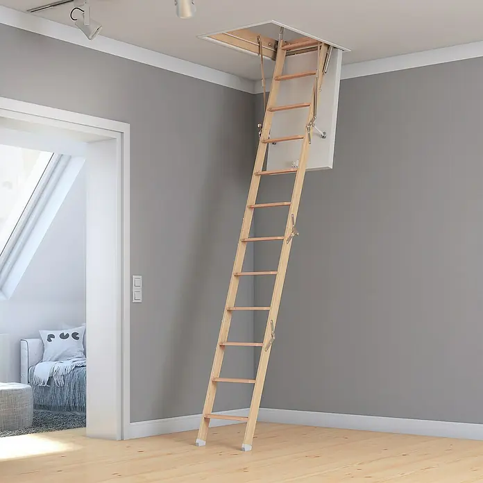 Dolle Bodentreppe Mini - 95 x 70 cm, Wärmedämmung: 0,64 W/(m²K) - Helle Holztreppe führt von der Deckenluke in einem grauen Raum nach unten und bietet Zugang zum Dachboden.
