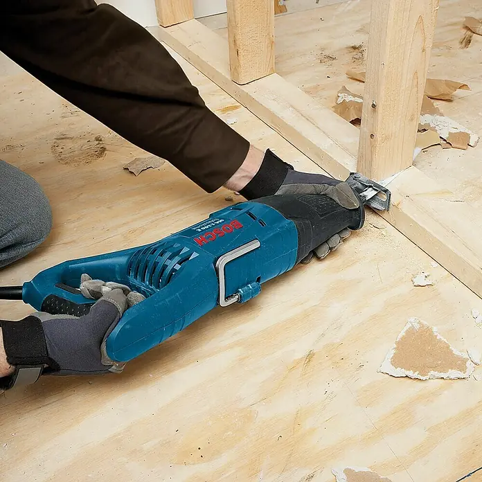 Bosch Professional Säbelsäge GSA 1100 E - 1.100 W, 2.700 /min - Nahaufnahme einer Bosch-Säbelsäge beim Durchtrennen eines Holzstücks, ideal für Bau- und Renovierungsarbeiten.