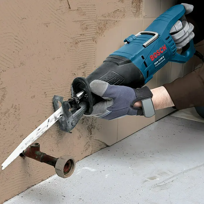 Bosch Professional Säbelsäge GSA 1100 E - 1.100 W, 2.700 /min - Eine Bosch GSA 1100 E Säbelsäge schneidet ein Rohr, demonstriert ihre Präzision und Kraft für professionelle Anwendungen.