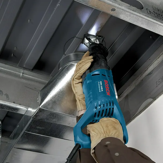 Bosch Professional Säbelsäge GSA 1100 E - 1.100 W, 2.700 /min - Einhand-Säbelsäge GSA 1100 E Professional von Bosch beim Sägen eines Metallrohrs. Das blaue Werkzeug wird von einer Person mit Handschuhen bedient.
