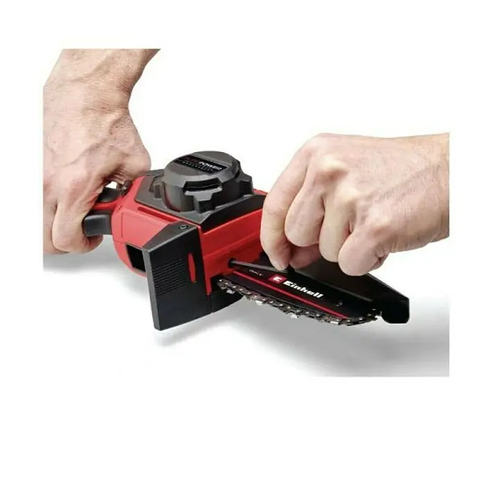 Einhell PXC 18V Sierra de ramas de batería - 18 V, Iones de litio, Sin batería, Longitud de la cuchilla: 15,8 cm - Primer plano de una motosierra Einhell inalámbrica roja en acción, operada por manos.
